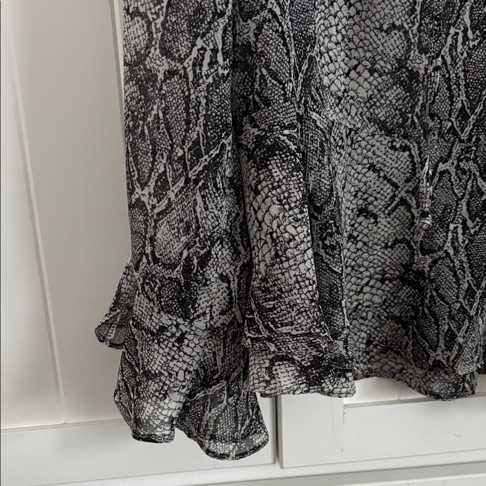 Banana Republic Black and White Snake Print Blouse - Picture 4 of 4